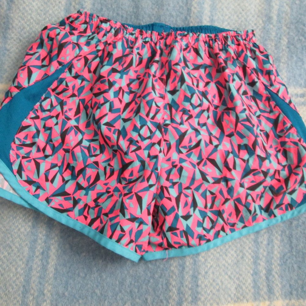 NIKE GIRLS RUNNING SHORTS SIZE LARGE